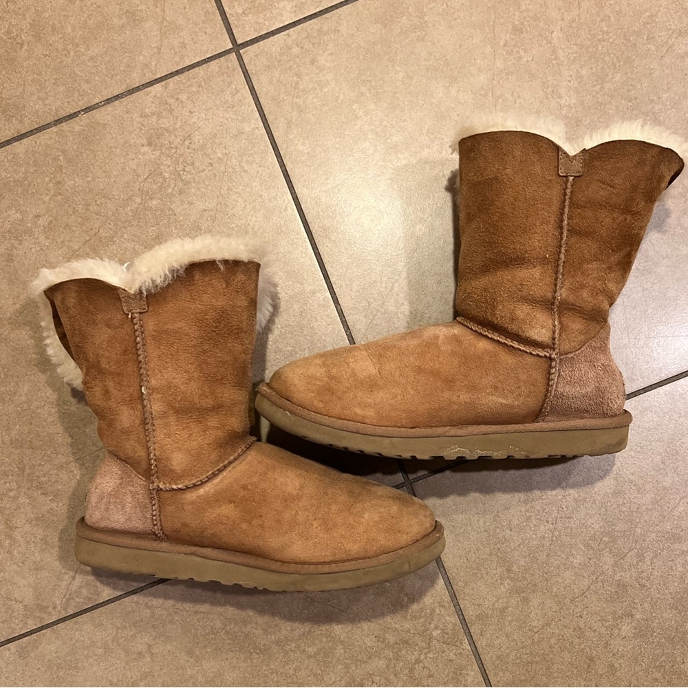 Ugg Australia Shearling Bailey Button Booths - image 6